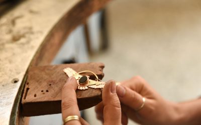 Ces bijoux qui font tourner les têtes: Les secrets des designers incontournables